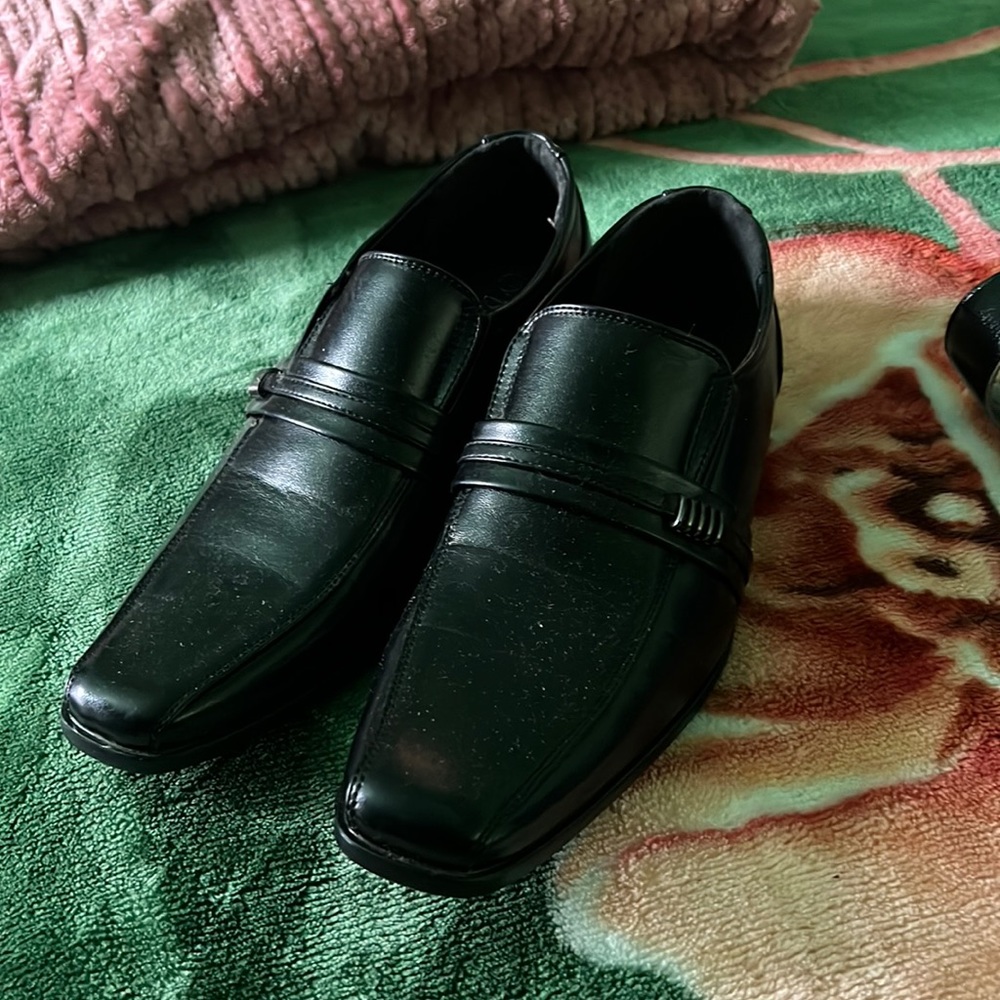 Selling a good shoes. Good for event, church, conference ect.